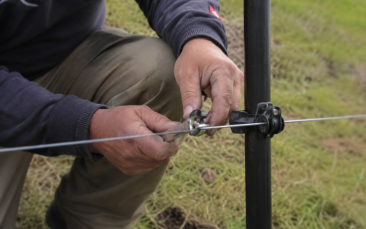Electric fence installation contractor